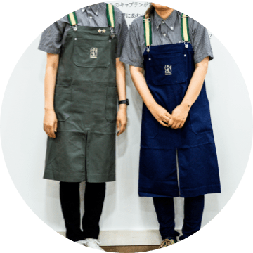 DIY Square スタッフが着用するエプロンカラーはグレーとネイビー