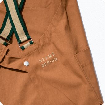 「BEAMSDESIGN」の刺繡が入った背面